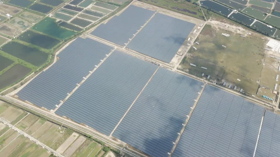 台灣最大的地面型太陽能電廠，216MW於12/8全部完成併聯